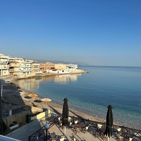 Beach Retreat In Town Corinthe Extérieur photo